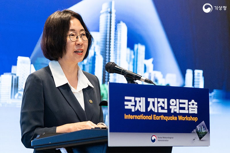연수회에서 환영사 하는 이미선 기상청장의 모습