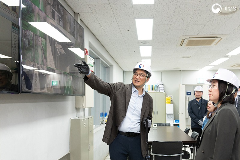 슈퍼컴퓨터센터 설비 현황 설명을 듣는 이미선 기상청장의 모습