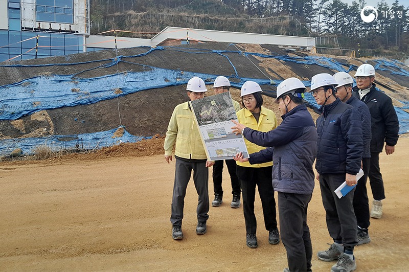 이미선 기상청장이 공사현장을 점검하는 모습