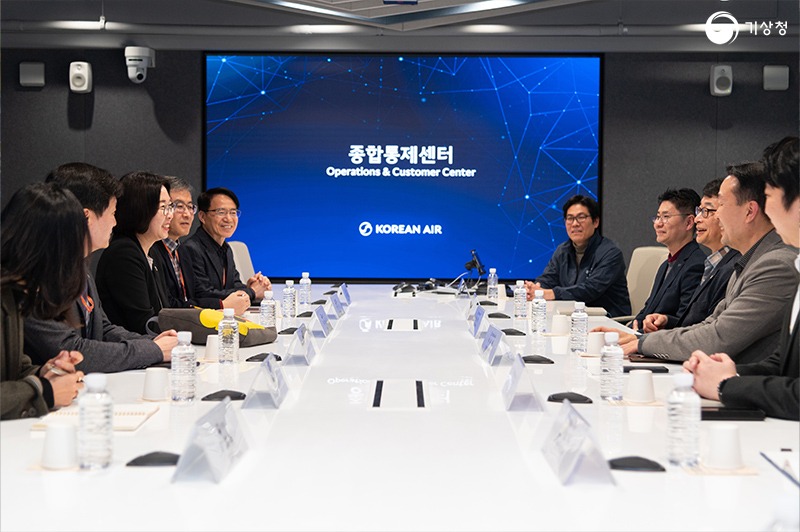 대한항공 종합통제센터에서 현장 상황을 청취하는 이미선 기상청장의 모습 1