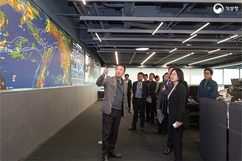 대한항공 종합통제센터에서 현장 상황을 청취하는 이미선 기상청장의 모습 2