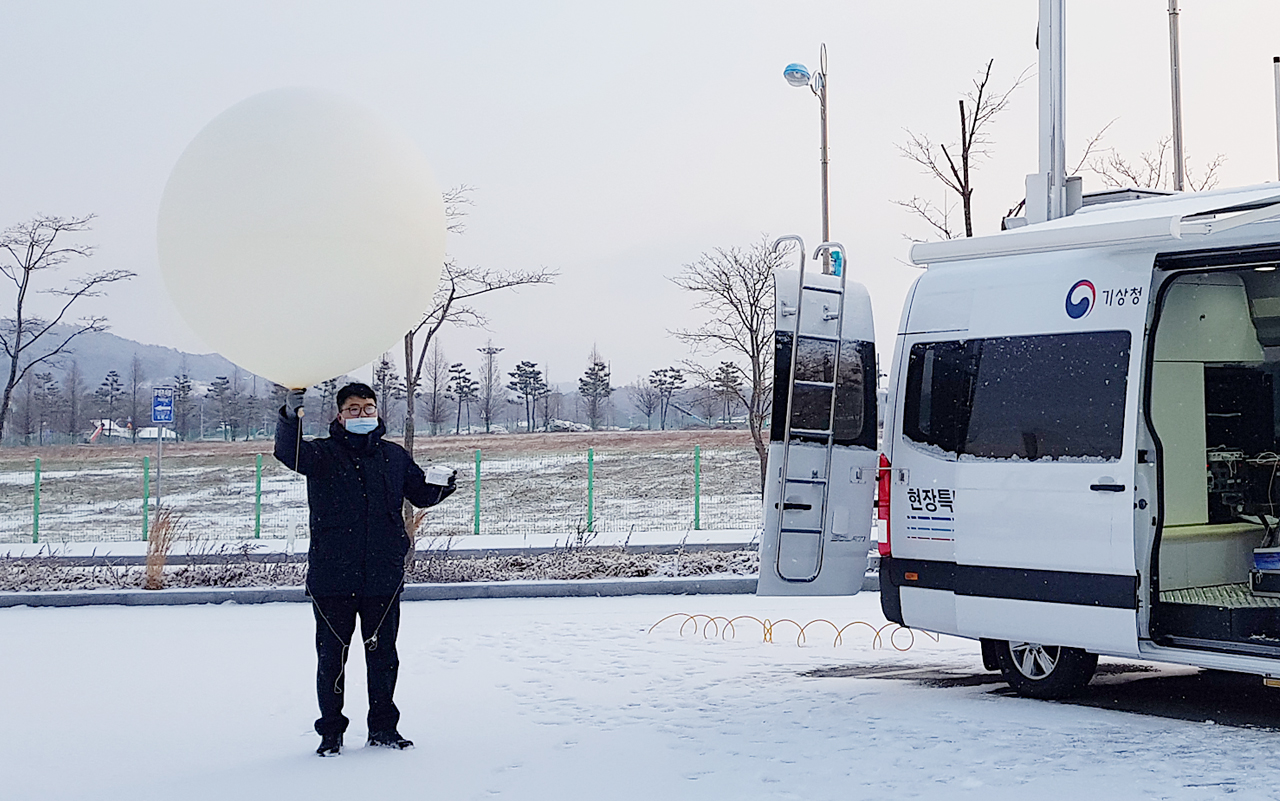 기상관측차량 출동 후 고층관측기구 띄우는 모습