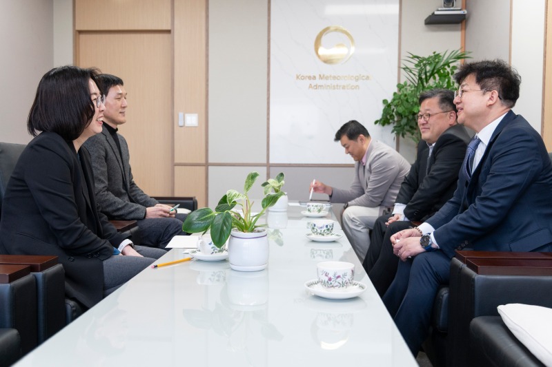 이미선 기상청장과 김용균 행안주 자연재난실장이 논의하는 모습1