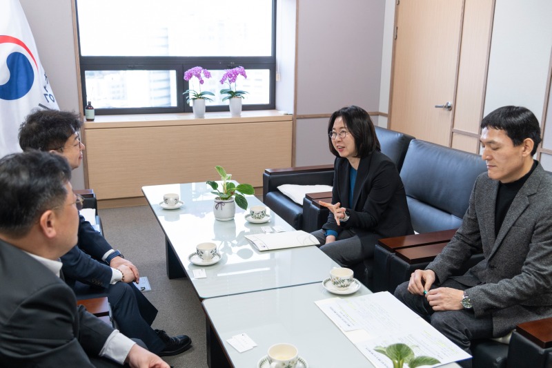 이미선 기상청장과 김용균 행안주 자연재난실장이 논의하는 모습2