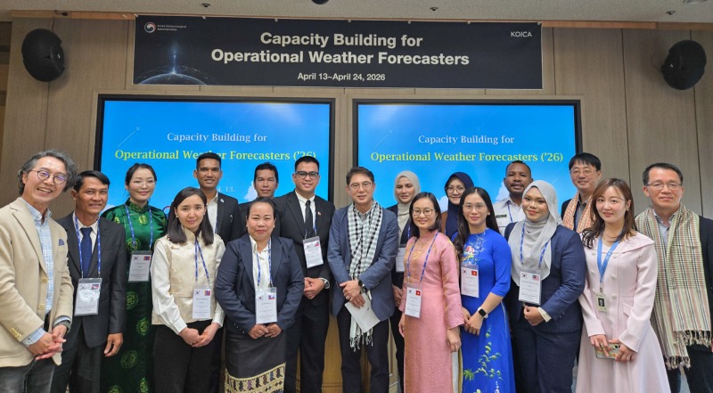 외국인 기상예보관 과정 교육생들과 담당자들이 기념촬영 하는 모습 2