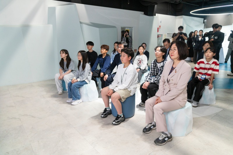 김성환 기후부 장관, 미래세대 아이들과 함께 국립여수해양기상과학관 전시를 관람하는 이미선 기상청장