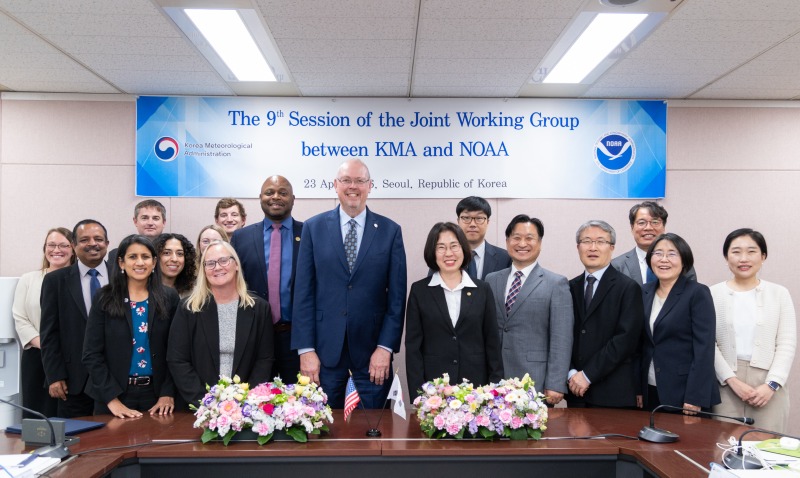 이미선 기상청장을 비롯한 한-미 기상협력회의 참석자들이 기념촬영 하는 모습