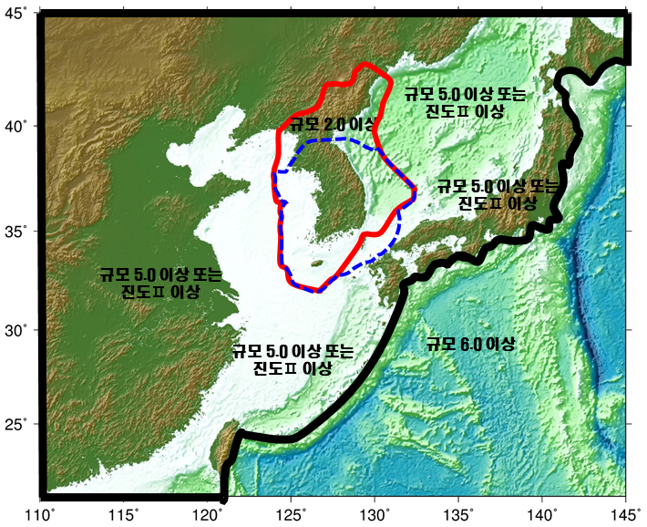 굵은 검은색선은 지진감시구역을, 적색선은 국내를, 파란색 점선은 지진조기경보와 지진속보의 대상구역을 각각 나타낸다. 문숫자는 국내ㆍ국외 지진에 대한 지진정보와 국외 지진정보의 발표 기준이다.